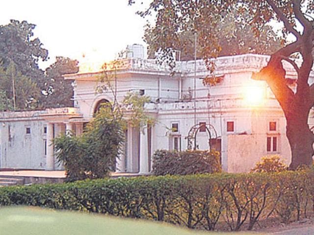 We are all too familiar with the reluctance of politicians to give up the perks of office, the principal being a bungalow in Lutyens’ Delhi, long after they have demitted office. This practice should be scrapped. (HT file) We are all too familiar with the reluctance of politicians to give up the perks of office, the principal being a bungalow in Lutyens’ Delhi, long after they have demitted office. This practice should be scrapped. (HT file)