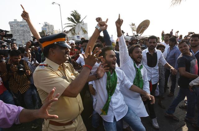 A protest against Trupti Desai and her supporters. (Vijayanand Gupta/HT) A protest against Trupti Desai and her supporters. (Vijayanand Gupta/HT)