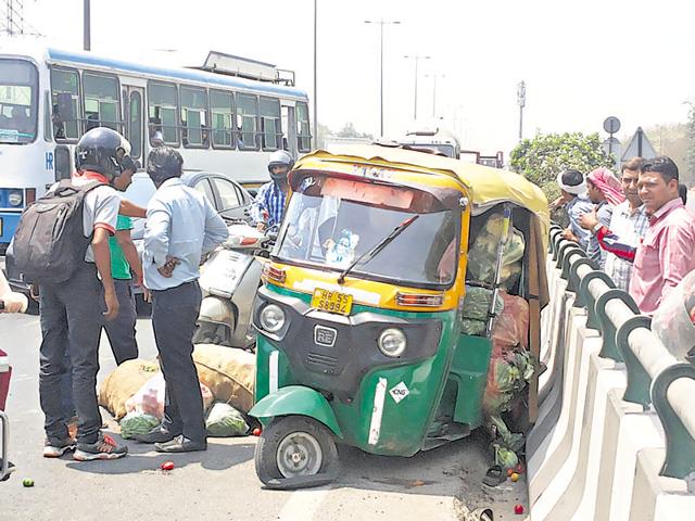 An auto driver was injured in an accident on the Delhi-Gurgaon expressway on Wednesday. He had to be rushed to a hospital in another vehicle as no rescue team arrived. (HT Photo) An auto driver was injured in an accident on the Delhi-Gurgaon expressway on Wednesday. He had to be rushed to a hospital in another vehicle as no rescue team arrived. (HT Photo)