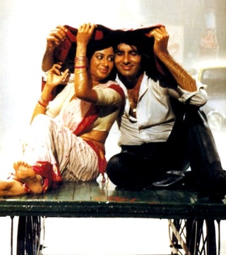 A still from Namak Halal. Amitabh shared that Smita was very uncomfortable during the film’s shooting.