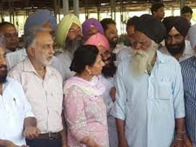 Senior Congress leader Preneet Kaur also recently visited a grain market in Patiala and interacted with farmers.(HT PHOTO)