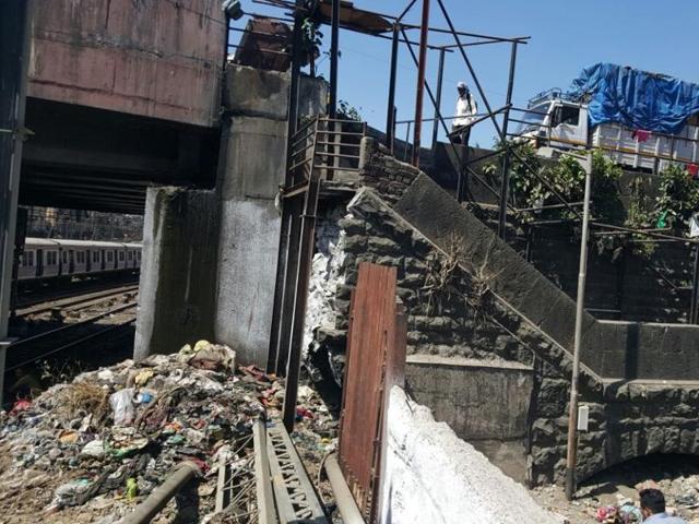 The wall the peddlers scaled as the policemen chased them. (HT Photo) The wall the peddlers scaled as the policemen chased them. (HT Photo)