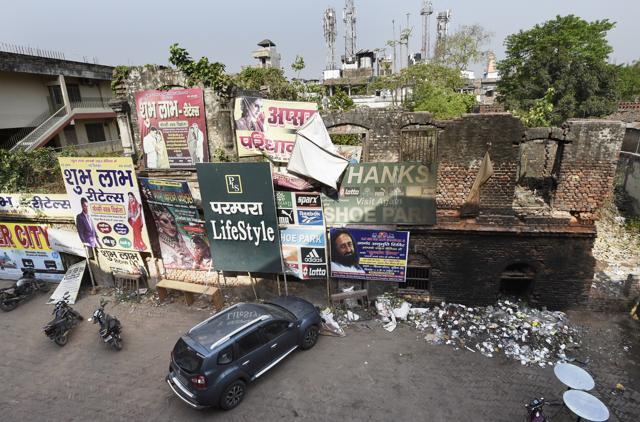 After years of neglect, Hazarimal Dharamshala, once Gandhi’s refuge in Bettiah, has been turned into dumping ground today. (Arvind Yadav/Hindustan Times) After years of neglect, Hazarimal Dharamshala, once Gandhi’s refuge in Bettiah, has been turned into dumping ground today. (Arvind Yadav/Hindustan Times)
