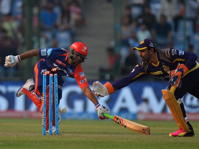 Rishabh Pant (L) is run out by Robin Uthappa on the last ball of the innings. (AFP)
