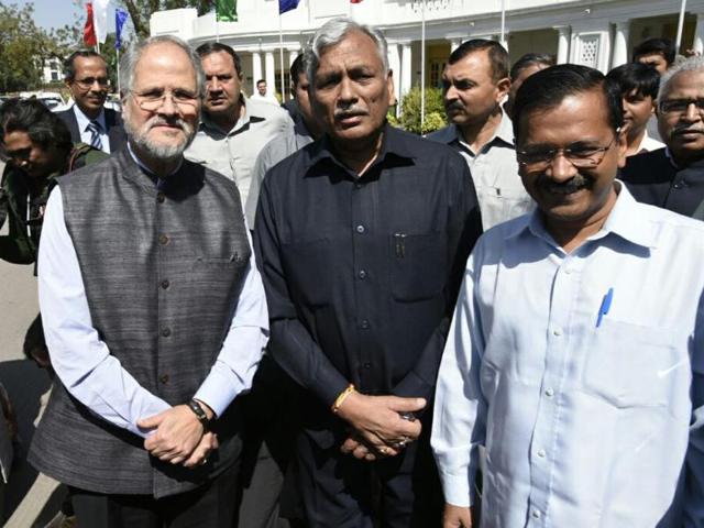 Delhi L-G Najeeb Jung (L), assembly speaker Ram Nivas Goyal (C) and chief minister Arvind Kejriwal outside the Delhi Assembly on March 22, 2016 (Sonu Mehta / HT Photo) Delhi L-G Najeeb Jung (L), assembly speaker Ram Nivas Goyal (C) and chief minister Arvind Kejriwal outside the Delhi Assembly on March 22, 2016 (Sonu Mehta / HT Photo)