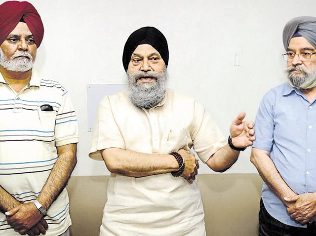 Punjabi University V-C Jaspal Singh (centre) addressing the media in Patiala on Friday. Bharat Bhushan/ht(Bharat Bhushan/HT Photo) Punjabi University V-C Jaspal Singh (centre) addressing the media in Patiala on Friday. Bharat Bhushan/ht(Bharat Bhushan/HT Photo)