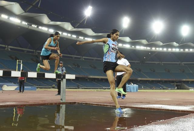 Lalita Babar (left) and Sudha Singh cempete in 3000m steeplechase during the Federation Cup at the Jawaharlal Nehru Stadium in New Delhi on Friday.(Sonu Mehta/HT)