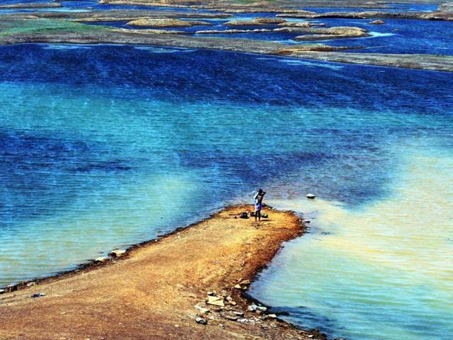 A man prepares to swim in the drying reservoir of Hatia Dam.  (Parwaz Khan/HT Photo) 