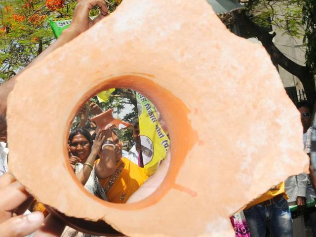 Jharkhand Vikas Morcha (JVM) workers break earthen pots as they protest  against the prevailing water crisis in the city.  (Parwaz Khan/HT Photo) 