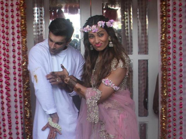 A little mess is to be expected when you are having a good time. Bipasha points out a mehendi stain on groom Karan’s kurta. (HT Photo) A little mess is to be expected when you are having a good time. Bipasha points out a mehendi stain on groom Karan’s kurta. (HT Photo)