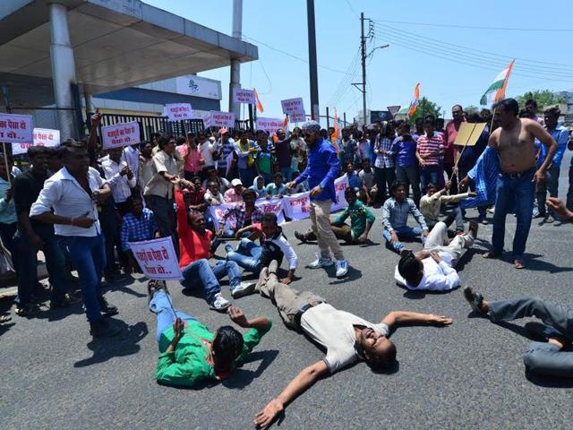 Labourers working on the site of Gammon India protest against non-payment of wages, in Bhopal on Sunday. (Mujeeb Faruqui/HT photo) Labourers working on the site of Gammon India protest against non-payment of wages, in Bhopal on Sunday. (Mujeeb Faruqui/HT photo)