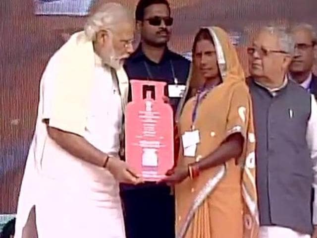 The Pradhan Mantri Ujjwala Yojana, to be run essentially using the money saved from 1.13 crore cooking gas users voluntarily giving up their subsidies, aims to provide cooking gas connections to five crore women beneficiaries from BPL families over the next three years.(ANI Photo) The Pradhan Mantri Ujjwala Yojana, to be run essentially using the money saved from 1.13 crore cooking gas users voluntarily giving up their subsidies, aims to provide cooking gas connections to five crore women beneficiaries from BPL families over the next three years.(ANI Photo)