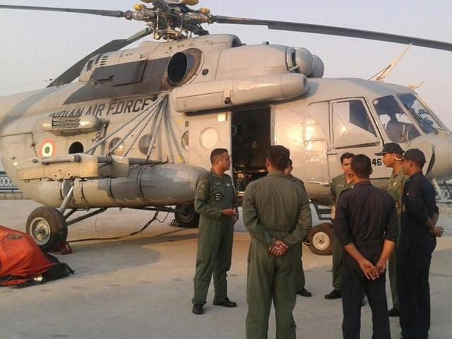 A MI-17 chopper has departed from Nainital to spray water over the burning forests, in Uttarakhand. (HT Photo) A MI-17 chopper has departed from Nainital to spray water over the burning forests, in Uttarakhand. (HT Photo)