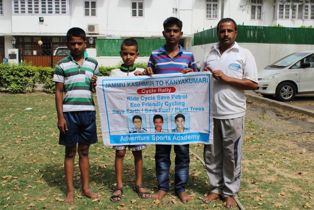 (From left) Prashant Sidhharam Sarsambi, 14, Prithviraj Dattatreya Patil,10, and Pavan Subhash Vadar, 14, with Dattatreya Patil before leaving for Jammu, on April 22. (Murukesh Krishnan/HT Photo)