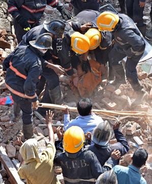 Fire brigade personnel remove a body from the debris of the collapsed building in Kamathipura. (Pratham Gokhale/HT Photo) Fire brigade personnel remove a body from the debris of the collapsed building in Kamathipura. (Pratham Gokhale/HT Photo)
