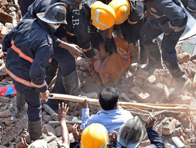 The crowd gather near a building that collapsed at Kamathipura in Mumbai on Saturday. (Arijit Sen/HT Photo) The crowd gather near a building that collapsed at Kamathipura in Mumbai on Saturday. (Arijit Sen/HT Photo)