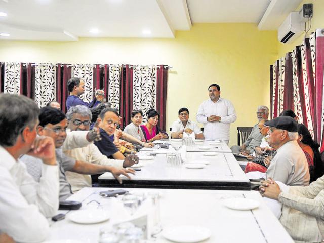 Members of the Gurgaon Toll Hatao Sangharsh Samiti held a meeting on Saturday.(Abhinav Saha/ HT Photo) Members of the Gurgaon Toll Hatao Sangharsh Samiti held a meeting on Saturday.(Abhinav Saha/ HT Photo)
