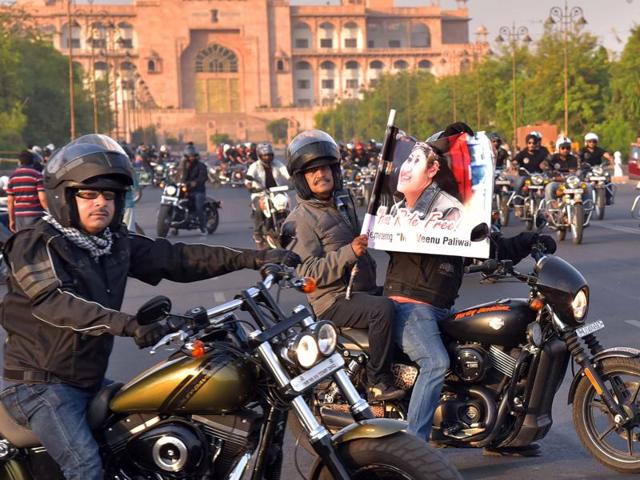 Bikers undertake a tribute rally in the memory of Veenu Paliwal on Sunday morning in Jaipur.(Prabhakar Sharma/ HT Photo) Bikers undertake a tribute rally in the memory of Veenu Paliwal on Sunday morning in Jaipur.(Prabhakar Sharma/ HT Photo)