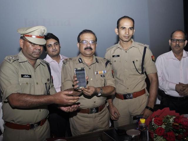 IG (Meerut zone) Sujeet Pandey (centre) launches a mobile phone application to help women commuters in Ghaziabad. (Sakib Ali/HT Photo) IG (Meerut zone) Sujeet Pandey (centre) launches a mobile phone application to help women commuters in Ghaziabad. (Sakib Ali/HT Photo)