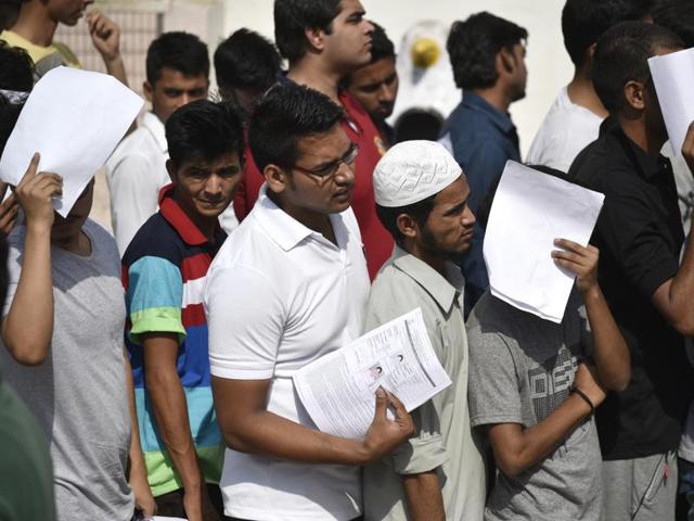 Students stands in queue at the gate of the examination centre at RK Puram in New Delhi.(Vipin Kumar/HT Photo)
