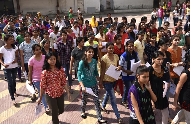 Students at an exam centre in RK Puram, New Delhi. (Vipin Kumar/HT) Students at an exam centre in RK Puram, New Delhi. (Vipin Kumar/HT)
