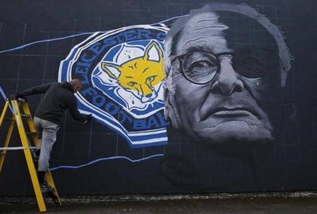 Artist Richard Wilson spray paints a mural of Leicester City manager Claudio Ranieri in Leicester, Britain. (Reuters Photo)