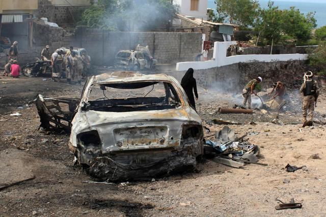 Yemeni loyalist forces and onlookers gather at the scene of a suicide attack, targeting the police chief in the base of the Saudi-backed government on April 28, 2016 in Yemen's second city Aden. (AFP Photo) Yemeni loyalist forces and onlookers gather at the scene of a suicide attack, targeting the police chief in the base of the Saudi-backed government on April 28, 2016 in Yemen's second city Aden. (AFP Photo)