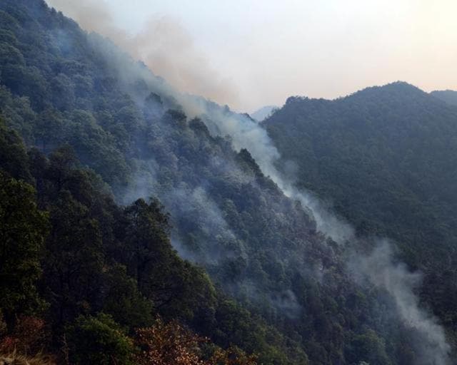 Smoke covers the jungles of Manda Khal in Pauri tehsil of Garhwal district. (Arvind Moudgil /HT Photo) Smoke covers the jungles of Manda Khal in Pauri tehsil of Garhwal district. (Arvind Moudgil /HT Photo)