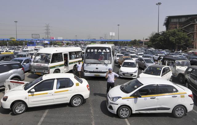 A scene of traffic jam at a road near DND toll-plaza on May 02. (Sunil Ghosh/ Hindustan Times)