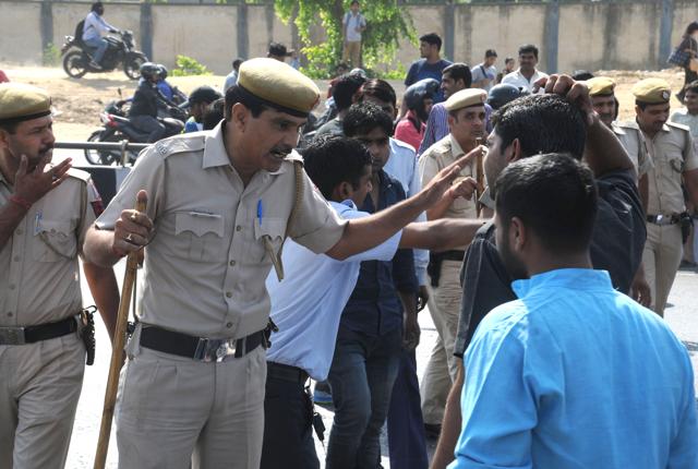 Police personnel lathicharge diesel taxis drivers during their protest at Delhi-Gurgaon expressway. (Photo by Parveen Kumar/Hindustan Times) (Hindustan Times) Police personnel lathicharge diesel taxis drivers during their protest at Delhi-Gurgaon expressway. (Photo by Parveen Kumar/Hindustan Times) (Hindustan Times)