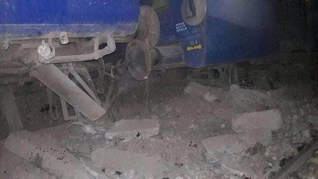 Eight coaches of Delhi-Faizabad Express derailed near Garhmukteshwar in Hapur district in Uttar Pradesh on Sunday.(PTI)