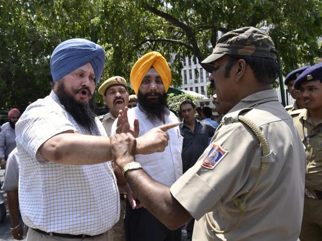Taxi drivers blocked key intersections in Delhi and Gurgaon on Monday morning, bringing peak-hour traffic to a standstill for hours. (Arvind Yadav/HT Photo ) Taxi drivers blocked key intersections in Delhi and Gurgaon on Monday morning, bringing peak-hour traffic to a standstill for hours. (Arvind Yadav/HT Photo )