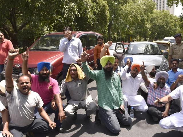 Cab drivers blocked traffic on Ashoka Road near Parliament a day after the ban on their diesel vehicles. (Arvind Yadav/HT Photo ) Cab drivers blocked traffic on Ashoka Road near Parliament a day after the ban on their diesel vehicles. (Arvind Yadav/HT Photo )