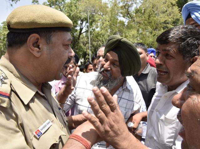 Cab drivers blocked traffic on Ashoka Road near Parliament Street a day after the ban on diesel taxis in Delhi. (Arvind Yadav/HT Photo ) Cab drivers blocked traffic on Ashoka Road near Parliament Street a day after the ban on diesel taxis in Delhi. (Arvind Yadav/HT Photo )