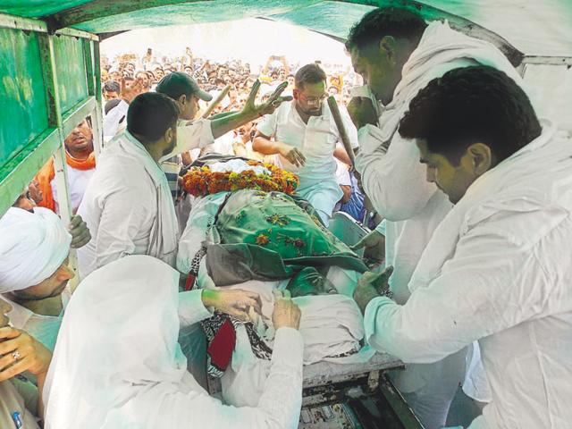 The funeral procession started from the main market of Fazilka amid raising of pro-Rocky slogans and reached the village cremation ground.(HT Photo)