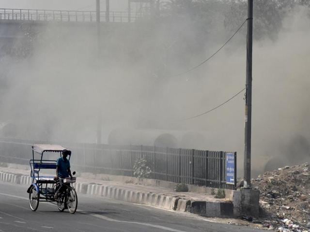 Smoke in air due to garbage burning at Shakarpur school block in New Delhi on Sunday.(Rak K Rak/HT Photo)