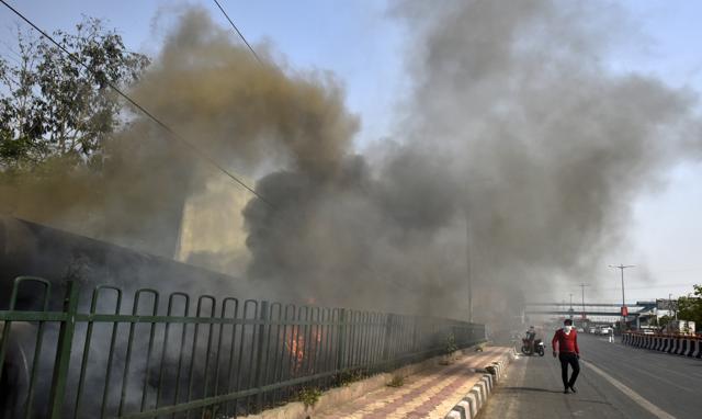 Smoke in air due to garbage burning at Shakarpur school block in New Delhi on Sunday. (Rak K Rak/HT Photo) Smoke in air due to garbage burning at Shakarpur school block in New Delhi on Sunday. (Rak K Rak/HT Photo)