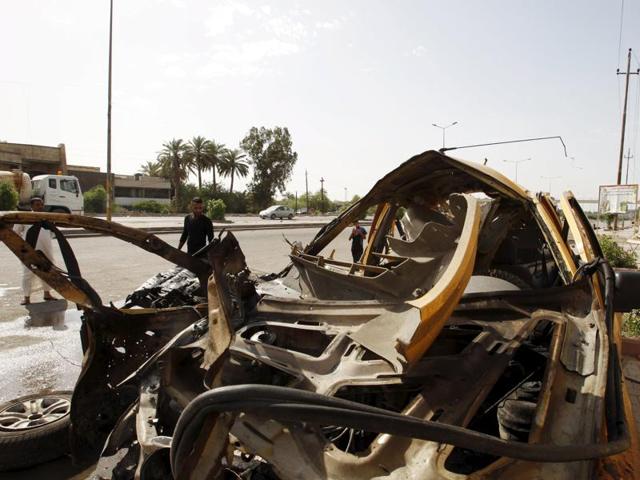 Iraqi men inspect the site of car bomb attack in the Saydiya district of southern Baghdad, Iraq May 2, 2016. (REUTERS) Iraqi men inspect the site of car bomb attack in the Saydiya district of southern Baghdad, Iraq May 2, 2016. (REUTERS)