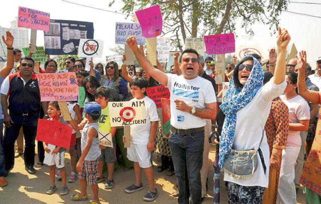 Nearly 100 residents, including children, assembled at Genpact crossing around 10 am and held a demonstration on Sunday. (Parveen Kumar/HT Photo) Nearly 100 residents, including children, assembled at Genpact crossing around 10 am and held a demonstration on Sunday. (Parveen Kumar/HT Photo)