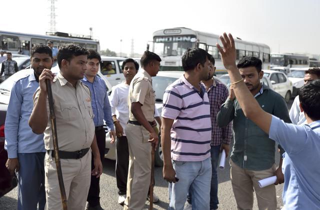 Diesel taxi operators block traffic NH-8 at the Delhi - Gurgaon border on May 2. (Gurinder Osan/ Hindustan Times)