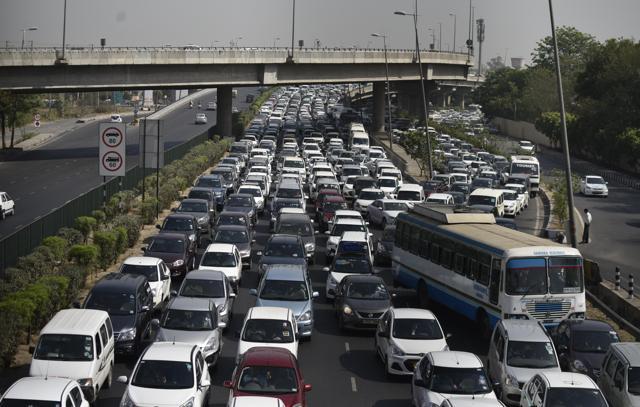 Vehicles were stuck for hours in a traffic Jam on National Highway-8, in New Delhi. (Vipin Kumar/HT Photo)