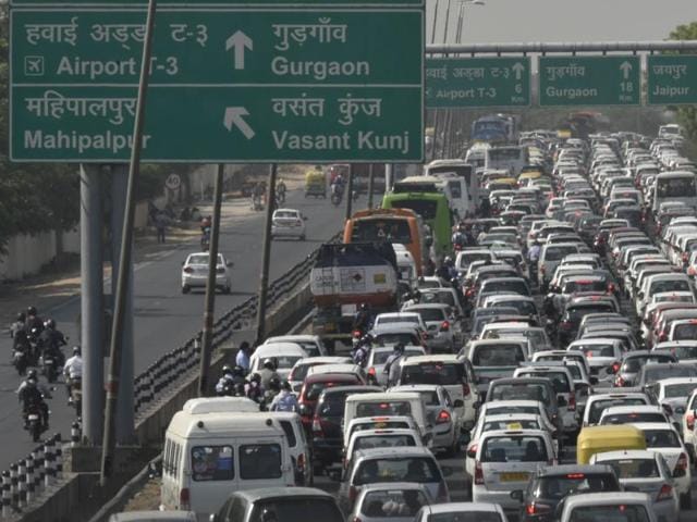 Thousands of commuters were forced to endure long tailbacks on the Delhi-NCR border, from as early as eight in the morning. (Vipin Kumar /HT Photo) Thousands of commuters were forced to endure long tailbacks on the Delhi-NCR border, from as early as eight in the morning. (Vipin Kumar /HT Photo)