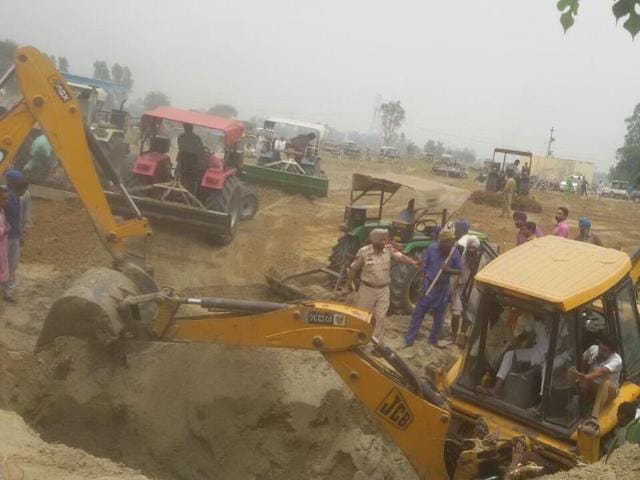 The victims were rescued with the help of excavation machines and tractors on Tuesday. (HT Photo) The victims were rescued with the help of excavation machines and tractors on Tuesday. (HT Photo)