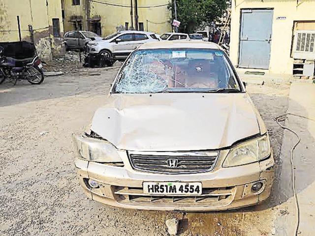 The Honda City car that ran over traffic policeman Yoginder Singh at Gandhi Nagar on Tuesday. (Hindustan Times) The Honda City car that ran over traffic policeman Yoginder Singh at Gandhi Nagar on Tuesday. (Hindustan Times)