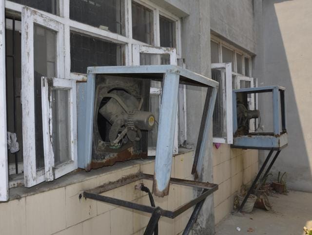Non-functional air coolers in the hospital. (Sameer Sehgal/HT Photo)