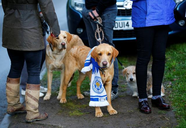 Leicester City fans stand outside Jamie Vardy’s house in Leicester. (Reuters Photo) Leicester City fans stand outside Jamie Vardy’s house in Leicester. (Reuters Photo)