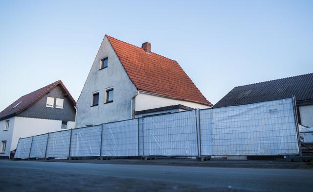 Picture taken on May 2, 2016 shows sight protection walls installed by the police in front of a house in Hoexter, northwestern Germany. (AFP) Picture taken on May 2, 2016 shows sight protection walls installed by the police in front of a house in Hoexter, northwestern Germany. (AFP)