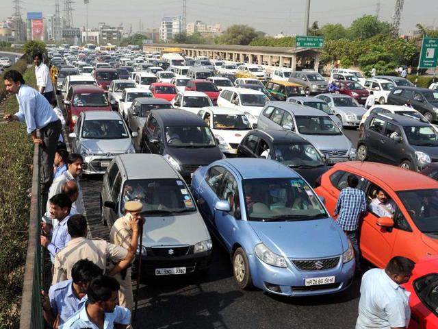 Agitating diesel taxi drivers blocked the Delhi-Gurgaon Expressway, causing a major traffic jam.(PTI photo) Agitating diesel taxi drivers blocked the Delhi-Gurgaon Expressway, causing a major traffic jam.(PTI photo)