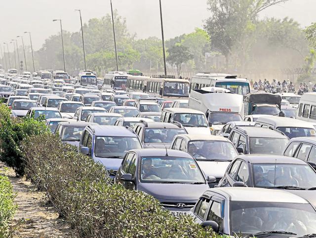 The Delhi-Gurgaon Expressway saw long snarls on Monday as diesel cab drivers protested against the SC order. (Parveen Kumar/HT Photo) The Delhi-Gurgaon Expressway saw long snarls on Monday as diesel cab drivers protested against the SC order. (Parveen Kumar/HT Photo)
