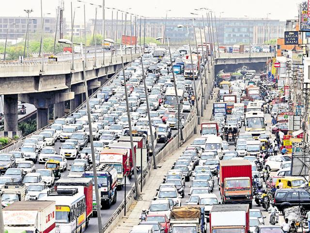 Protest by diesel taxi drivers blocked traffic on the Delhi-Gurgaon Expressway for the second day on Tuesday.(Parveen Kumar/HT Photo) Protest by diesel taxi drivers blocked traffic on the Delhi-Gurgaon Expressway for the second day on Tuesday.(Parveen Kumar/HT Photo)